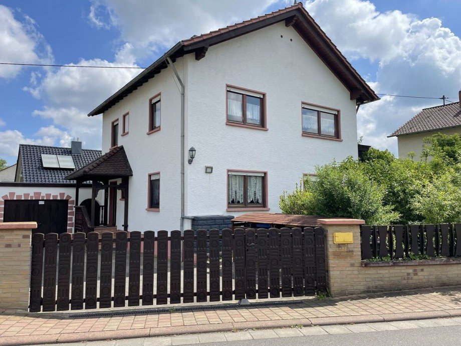 Hausansicht mit Hoftor Einfamilienhaus Gau-Odernheim