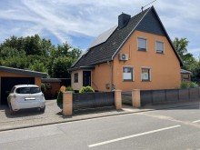 Hausansicht mit Garage ImmobilienPunkt*** TOP renoviertes Einfamilienhaus zum baldigen Bezug