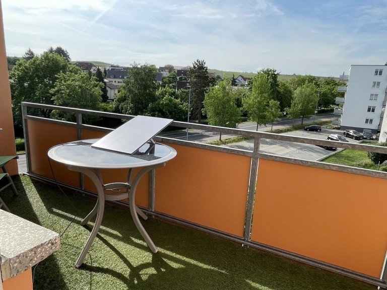 Balkon mit Ausblick Nierstein Etagenwohnung ImmobilienPunkt*** Exklusiv ausgestattet mit Blick ins Gr�ne in Nierstein