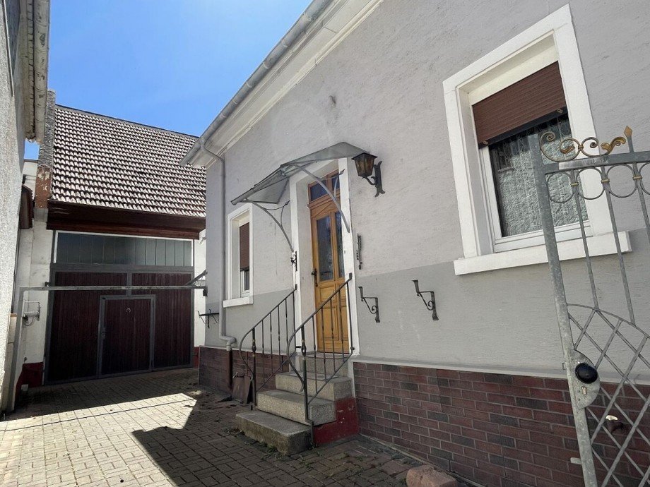 Hauseingang und Hof Einfamilienhaus Nierstein