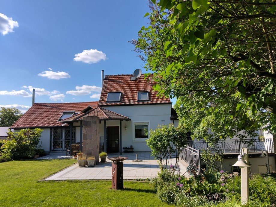Hauseingang und Terrasse Einfamilienhaus Dittelsheim-He�loch