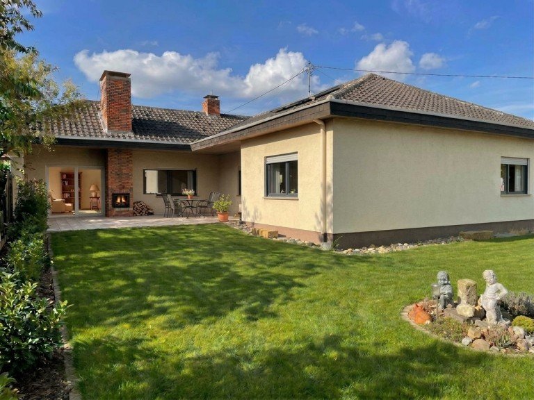 R�ckansicht neu KI-modified Gimbsheim Bungalow ImmobilienPunkt*** Gro�z�giges Bungalow-Anwesen in Ortsrandlage von Gimbsheim