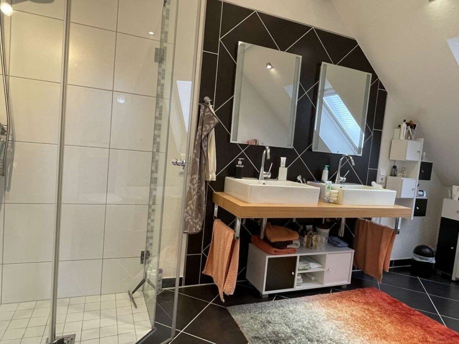 Dusche und Waschtisch Einfamilienhaus Dienheim