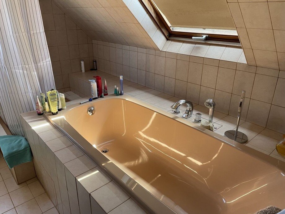 Badezimmer mit gro�er Wanne Einfamilienhaus Dittelsheim-He�loch