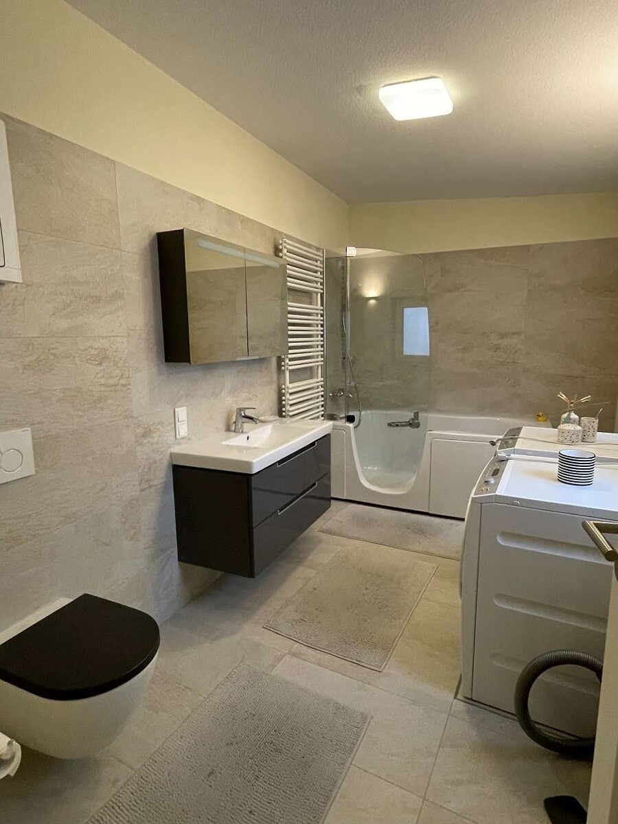 Badezimmer hinten Zweifamilienhaus Guntersblum