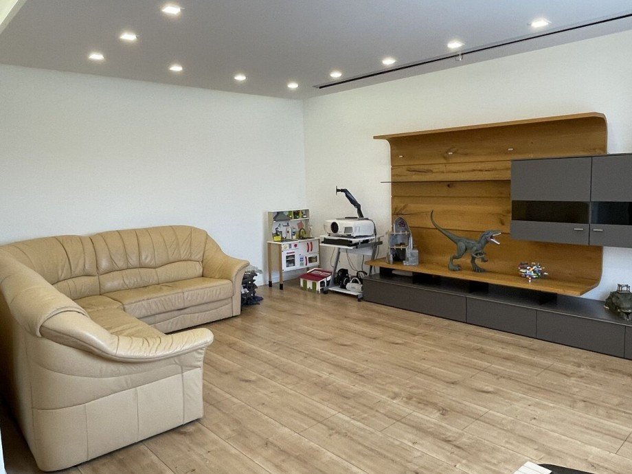 Wohnzimmer mit Anbauwand Etagenwohnung Nierstein