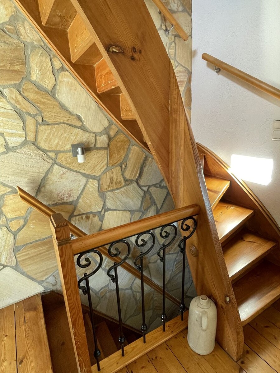 Sch�ne Holztreppe Einfamilienhaus Dittelsheim-He�loch