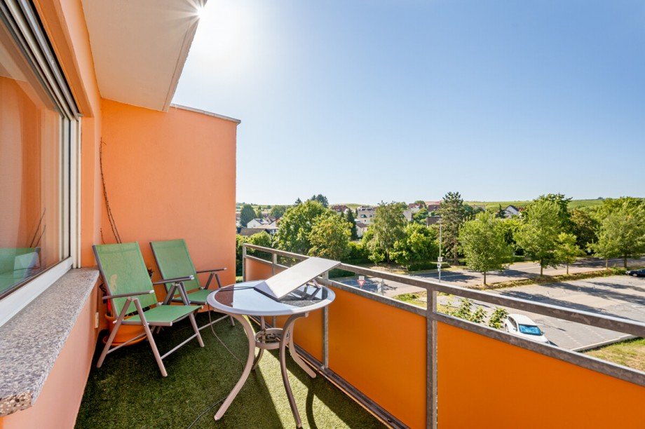 Balkon Blick ins Gr�ne Etagenwohnung Nierstein
