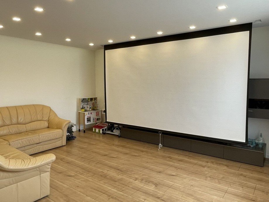 integrierte Home-Cinema Leinwand Etagenwohnung Nierstein