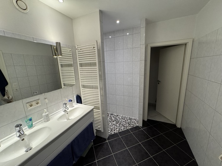 Bad OG mit Dusche Reihenmittelhaus Fl�rsheim