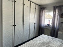 Schlafzimmer mit Einbauschrank ImmobilienPunkt*** TOP renoviertes Einfamilienhaus zum baldigen Bezug